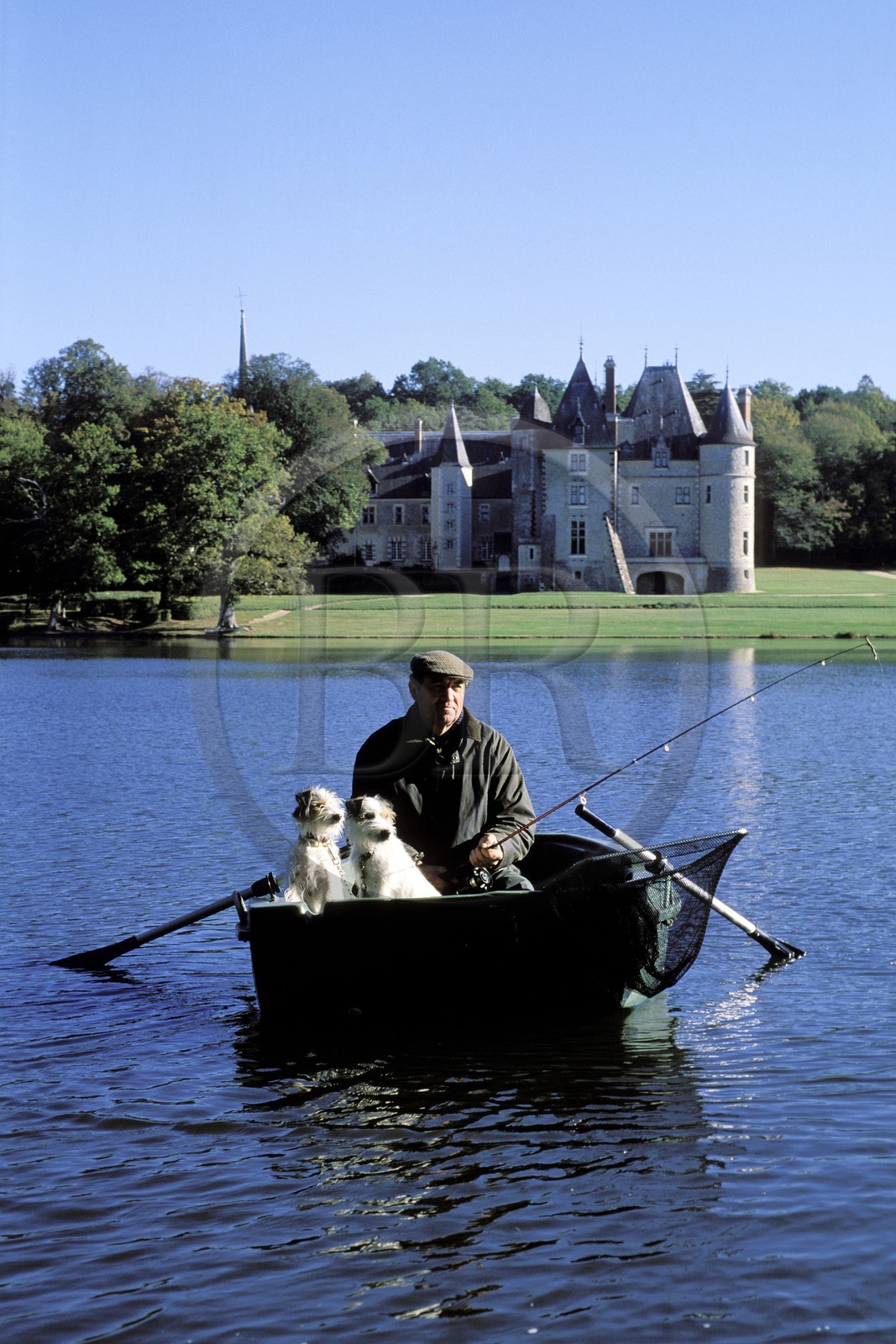 France, Cher (18), Oizon, pêcheur sur le lac du château de La Verrerie