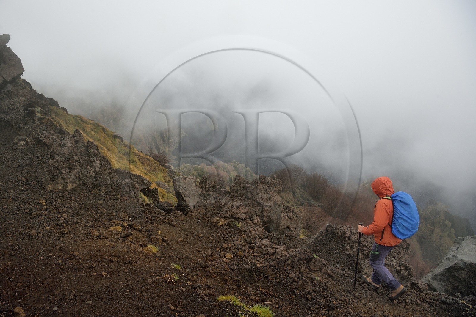 Italie, Sicile, Parc naturel régional de l’Etna, le Mont Etna, classé Patrimoine Mondial de l'UNESCO, randonneurs en bordure de la Valle del Bove qui correspond à un effondrement d’une des parois de l’Etna créant un champ de roches volcaniques de 7 km par 6 km