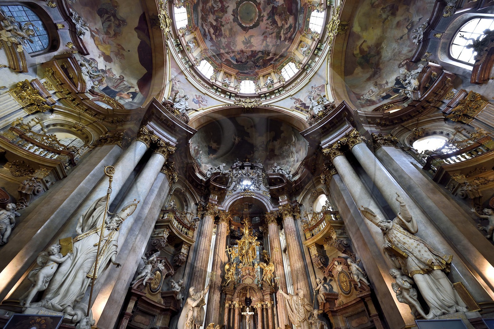 République Tchèque, Prague, centre historique classé Patrimoine Mondial de l'UNESCO, quartier de Mala Strana, l'église baroque Saint Nicolas (Sv. Mikulase)