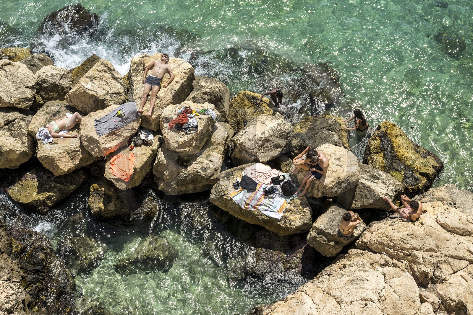 France, Bouches-du-Rhône (13), Marseille, quartier d'Endoume, plage de rochers dans l'anse de la Fausse-monnaie
