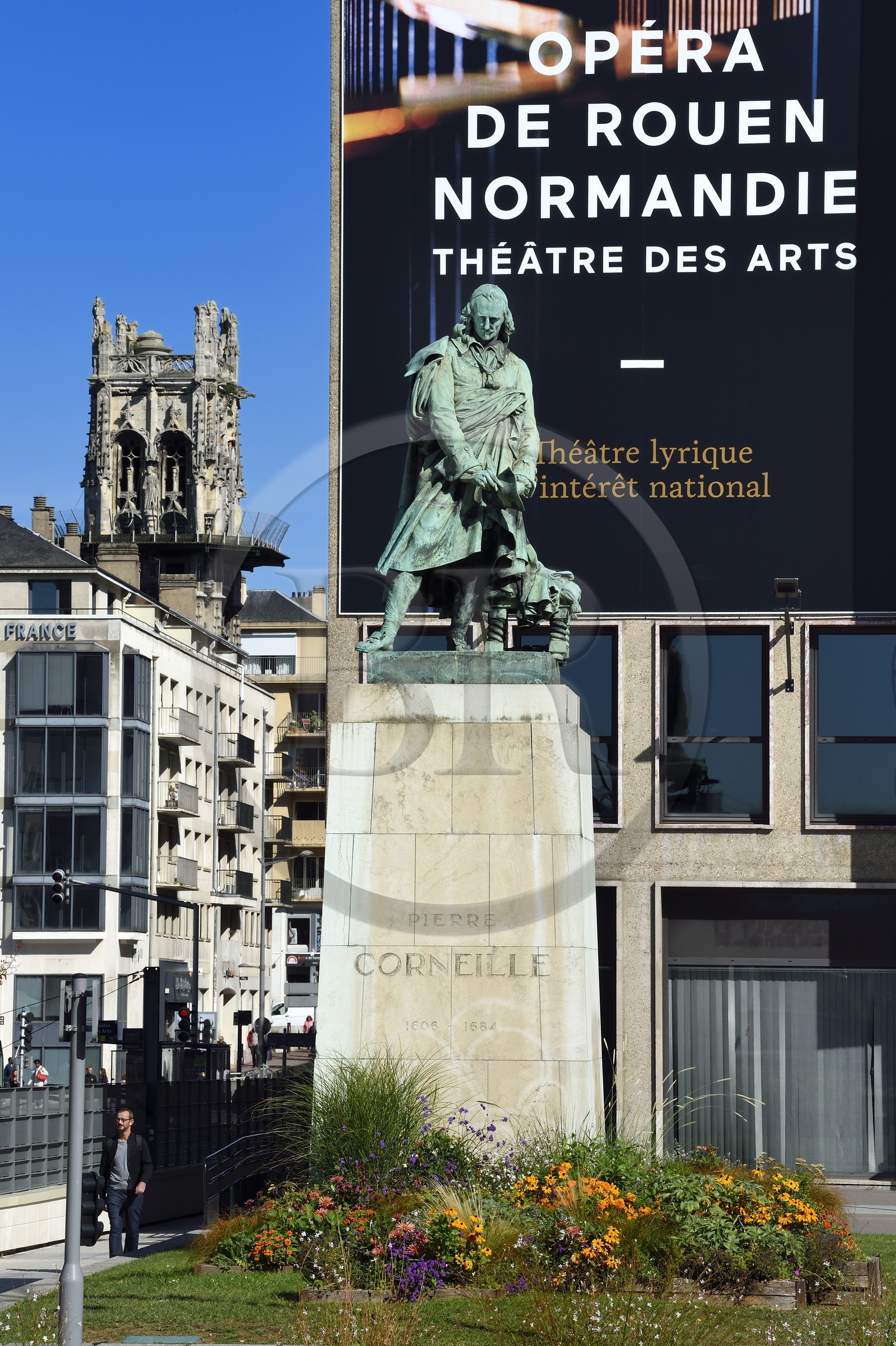 France, Seine-Maritime (76), Rouen, statue de Pierre Corneille devant le Théatre des Arts et la Tour Saint-André en arrière plan