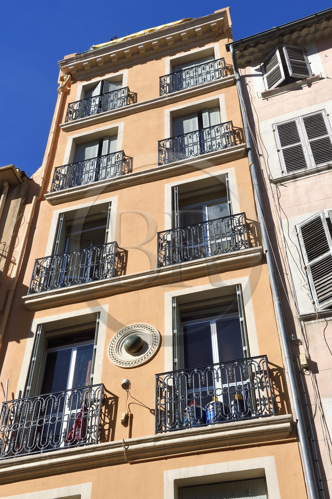 France, Var (83), Toulon, Cours Lafayette, la maison au boulet