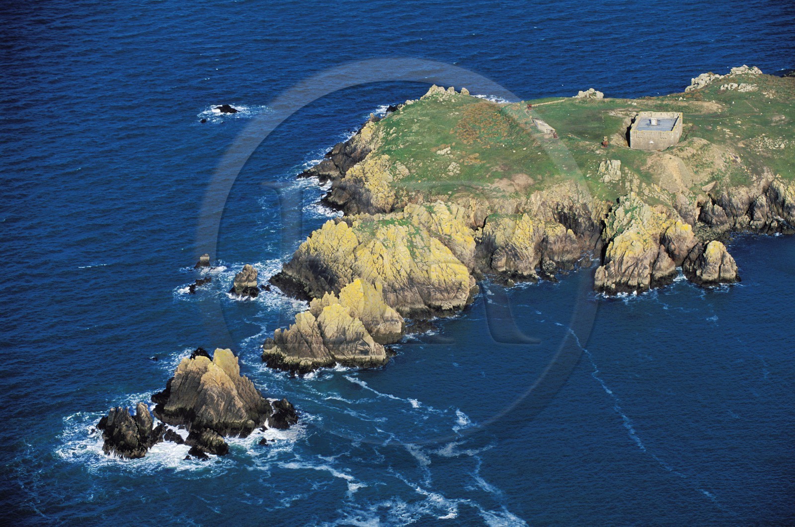 France, Morbihan (56), île de Houat, une ancienne batterie sur la côte ouest (vue aérienne)