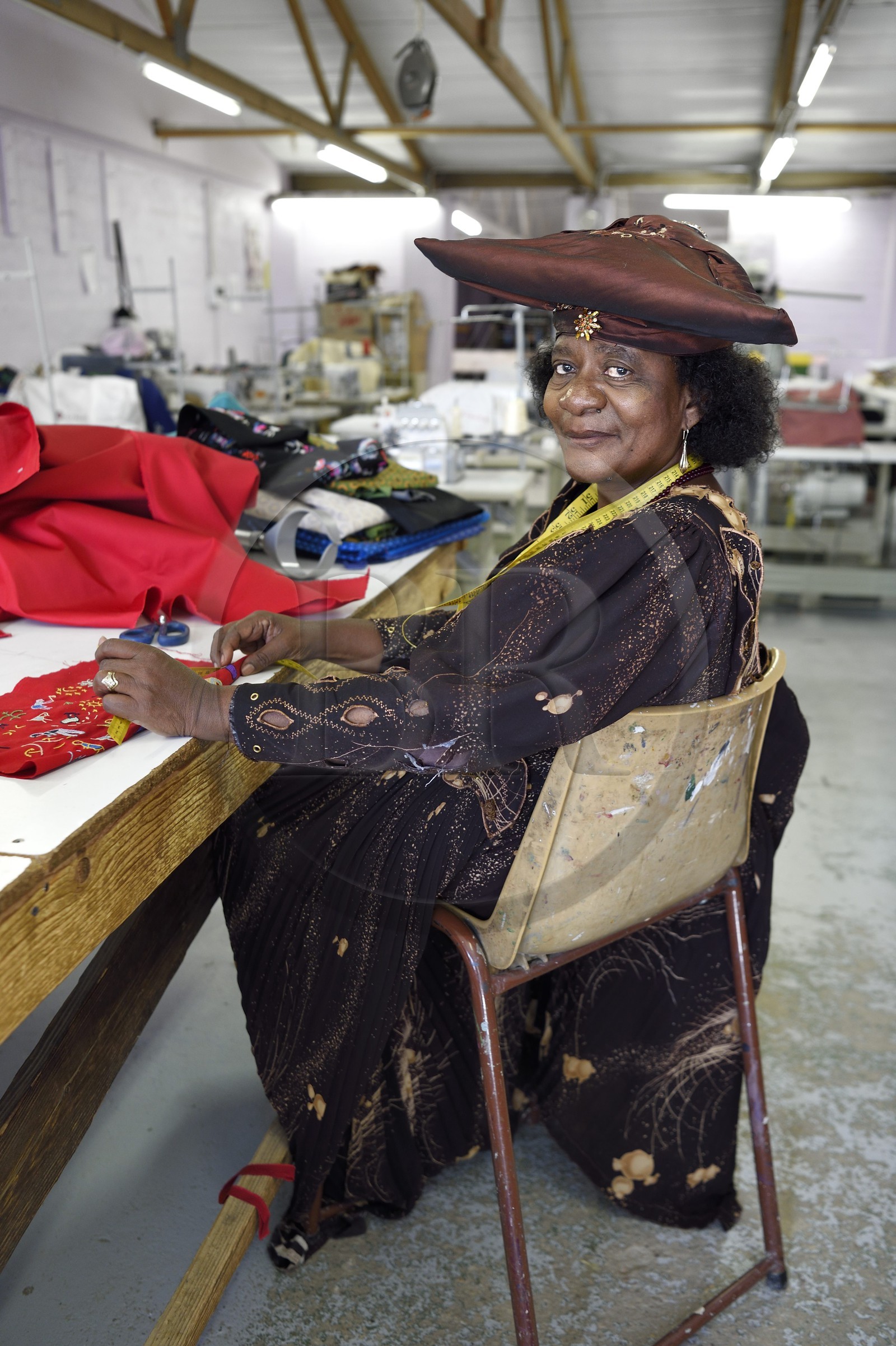 Namibie, région de Khomas, Windhoek, township de Katutura, Naomie couturière au craft center de Penduka Village en habit traditionnel Herero