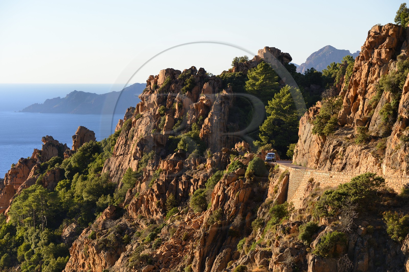 France, Corse-du-Sud (2A), Golfe de Porto, classé Patrimoine Mondial de l'UNESCO, calanches de Piana aux rochers de granit rose et la route D81 entre Porto et Cargèse