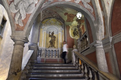 France, Alpes-Maritimes (06), Nice, quartier du Vieux Nice, Palais Lascaris du milieu XVIIe siècle, escalier monumental orné de fresques et dominé par la statue de Mars