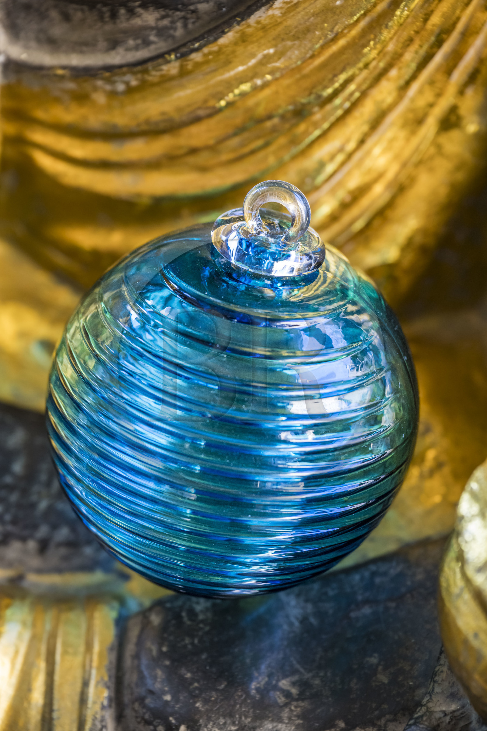 France, Moselle (57), Meisenthal, Centre international d'Art verrier (CIAV), boule de Noël en verre Grip bleu pétrol de fabrication artisanale de la collection 2025