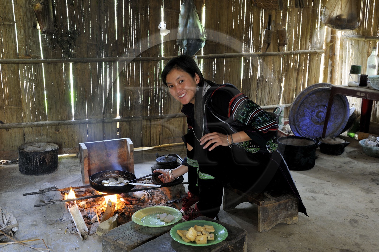 Vietnam, province de Lao Cai, région de Sapa, intérieur d'une maison de l'ethnie Hmong Noir, vie quotidienne, cuisine du Tofu