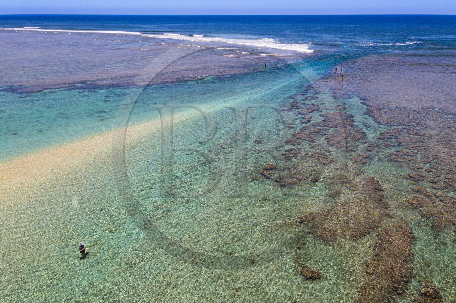 France, île de la Réunion, la Cote Ouest, plage du lagon de Saint-Gilles-Les-Bains à l'Ermitage-les-Bains, pecheurs dans le lagon et filets anti requins en travers de la Passe de l'Ermitage en arrière plan(vue aérienne)