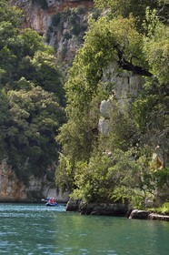 France, Alpes-de-Haute-Provence (04), Parc Naturel Régional du Verdon, kayak dans les Basses Gorges du Verdon en aval du lac de Sainte Croix