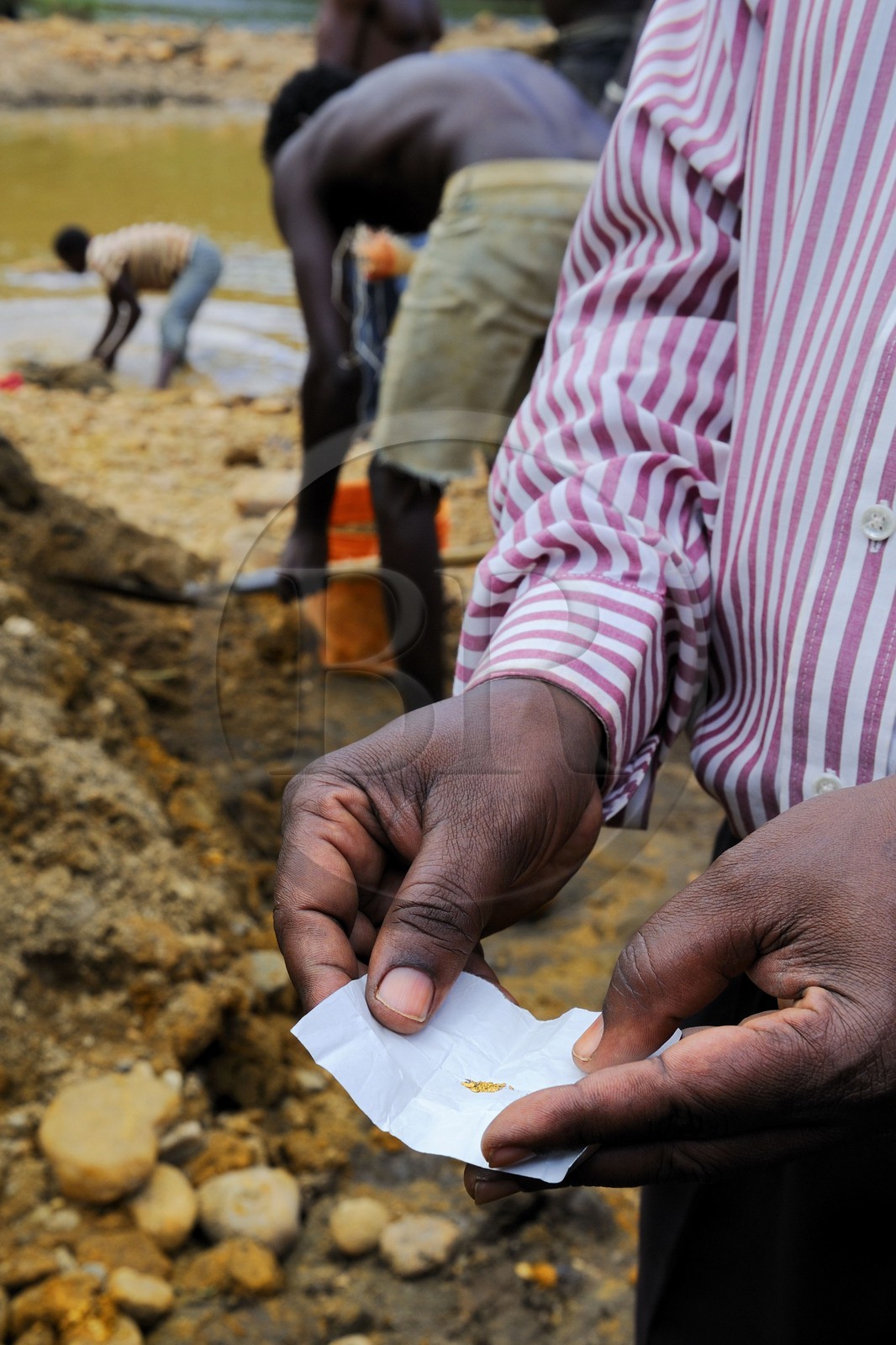 Tanzania, Morogoro district, Uluguru mountains, gold diggers on the river Ruvu