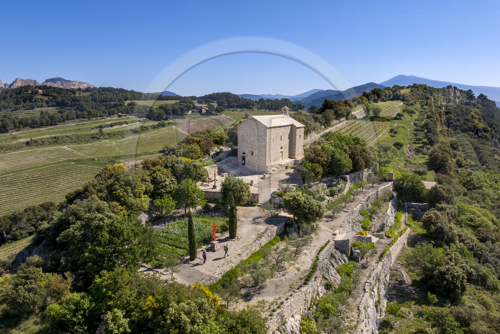 France, Vaucluse (84), Dentelles de Montmirail, Beaumes-de-Venise, randonneurs rejoignant la chapelle Saint-Hilaire dont l'implantation date du VIe siècle sur le plateau des Courens et le Mont Ventoux en arrière plan (vue aérienne)