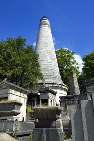 France, Paris (75), cimetière du Père-Lachaise, tombe de Félix de Beaujour, diplomate, homme politique et historien, colonne de 21 mètres de haut