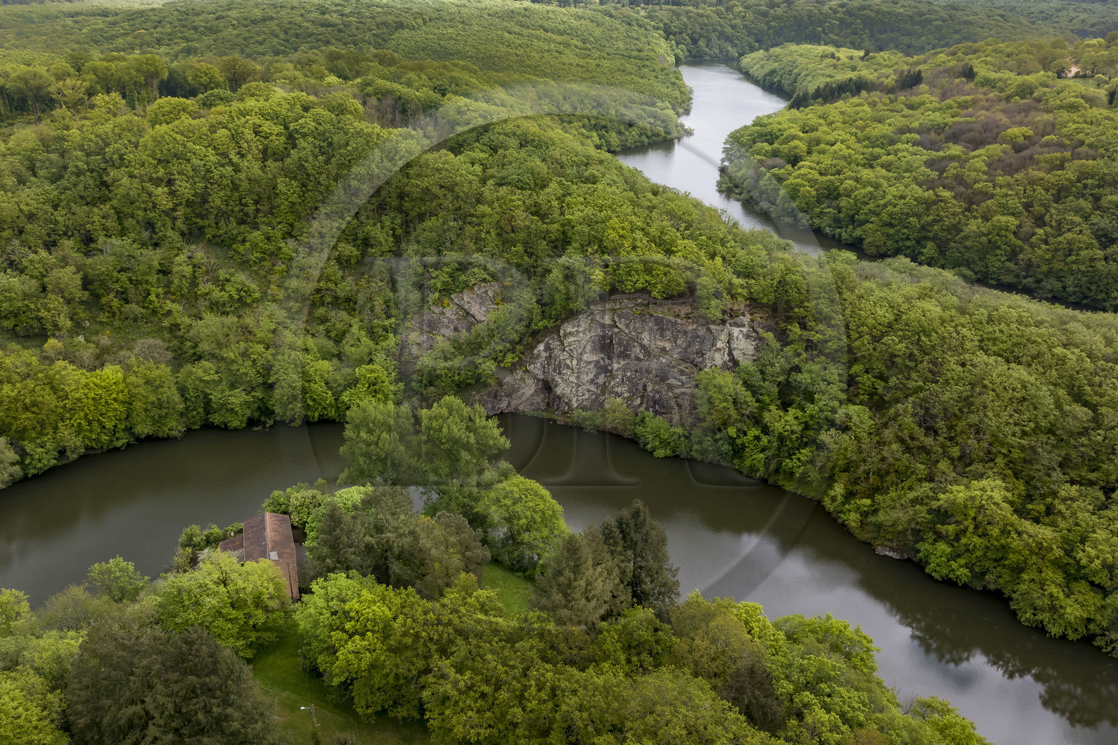 France, Vendée (85), Mervent, les boucles de la rivière La Mère dans la forêt de Mervent (vue aérienne)