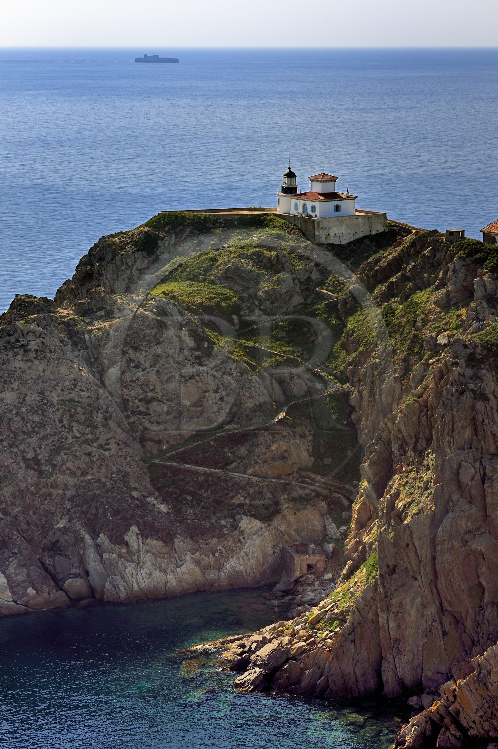 France, Var (83), Iles d'Hyères, Parc national de Port Cros, Ile du Levant, zone militaire, le phare du Titan et le port du Titan à ses pieds au Cap du Pauvre Louis