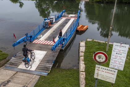 France, Charente-Maritime (17), Chaniers, bac permettant le passage sur la Charente et cycliste sur la véloroute La Flow Vélo (vue aérienne)