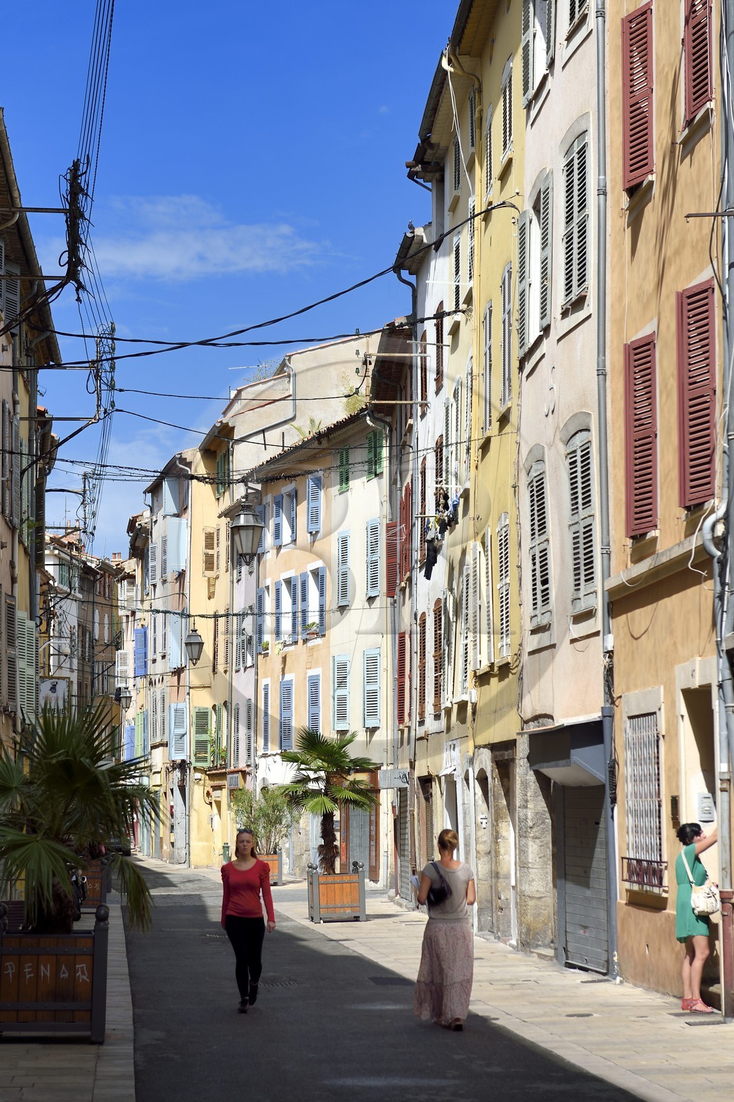 France, Var (83), Draguignan, rue de Trans au coeur de la vieille ville