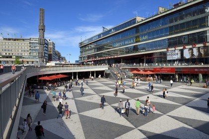 Suède, Stockholm, le Kulturhuset (Maison de la culture) sur la place Sergels Torg et le Kristallvertikalaccent, obélisque de verre de 37 mètres du sculpteur Edvin Öhrström