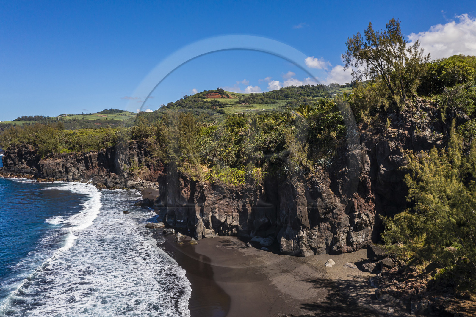 France, Ile de la Reunion, Saint-Joseph, plage de Ti Sable, plage de sable noir bordée par une falaise de lave volcanique (vue aérienne)