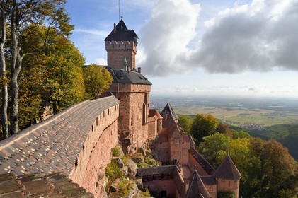France, Bas-Rhin (67), Orschwiller, le chateau du Haut-Koenigsbourg et la plaine d'Alsace en arrière plan