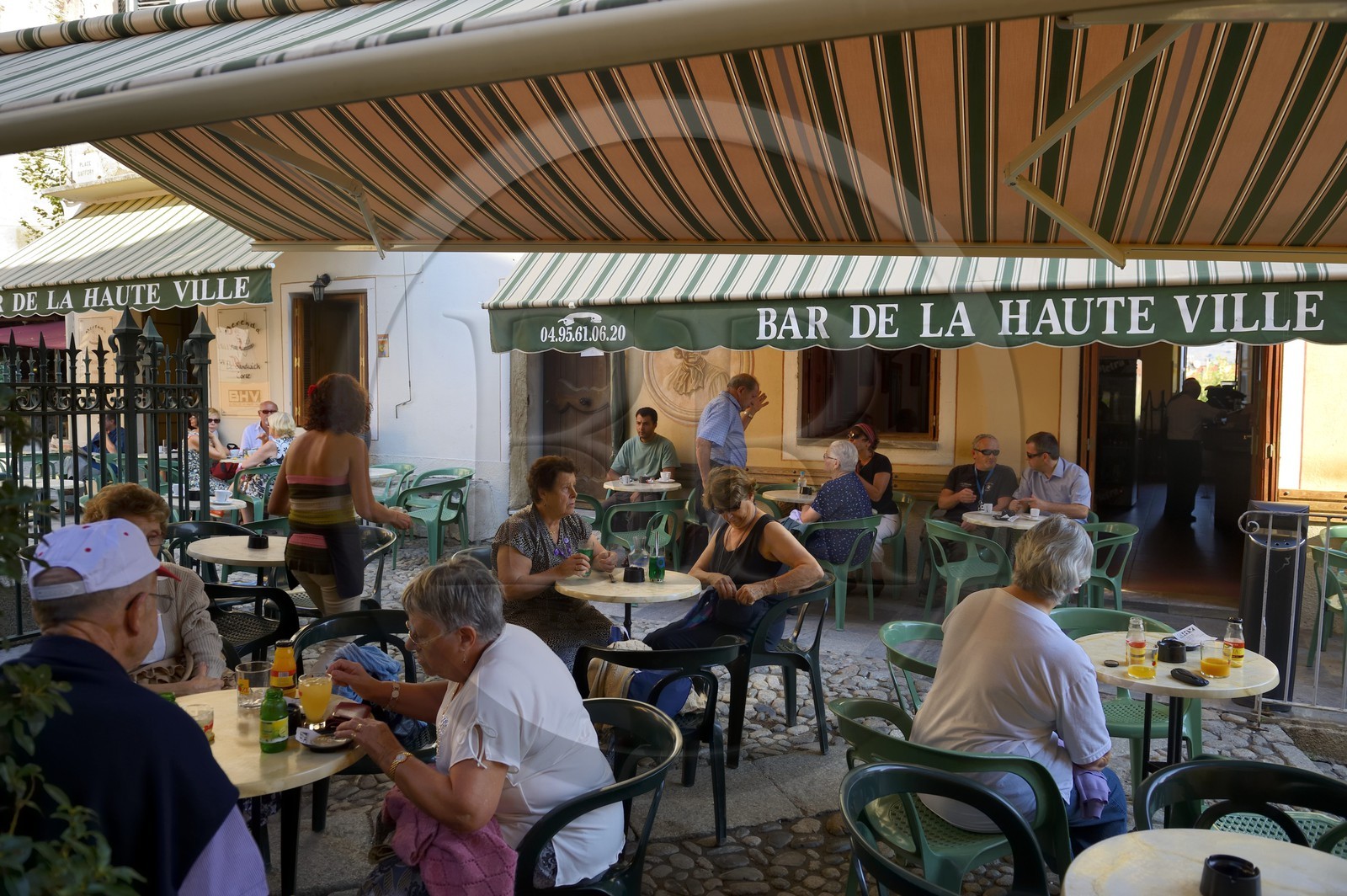 France, Haute-Corse (2B), Corte, le Bar de la Haute Ville sur la place Gaffori