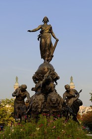 France, Paris (75), place de la Nation, Le Triomphe de la République est un groupe en bronze commandé en 1879 par la Ville de Paris au sculpteur Jules Dalou