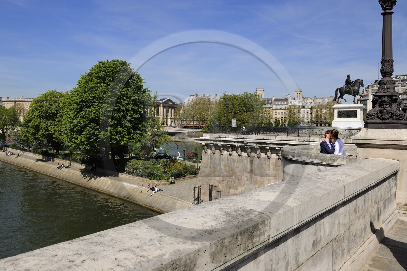 France, Paris (75), les rives de la Seine, classées Patrimoine Mondial de l'UNESCO, île de la Cité avec le square du Vert-Galant et la statue d'Henri IV sur le Pont Neuf