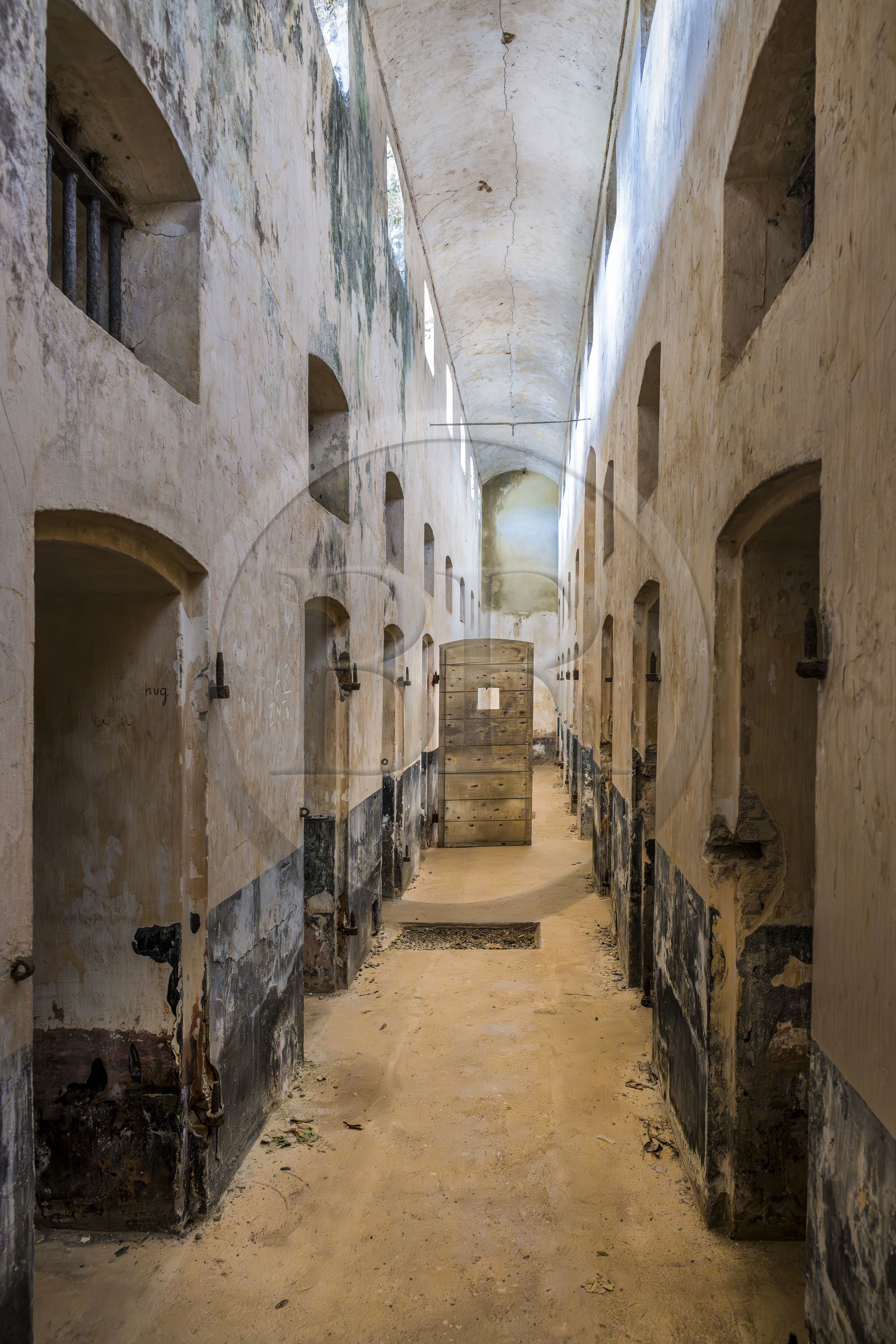 France, Guyane, Kourou, Iles du Salut, Ile Royale, le quartier disciplinaire du bagne pour les condamnés récalcitrants, couloir d'accès aux cellules