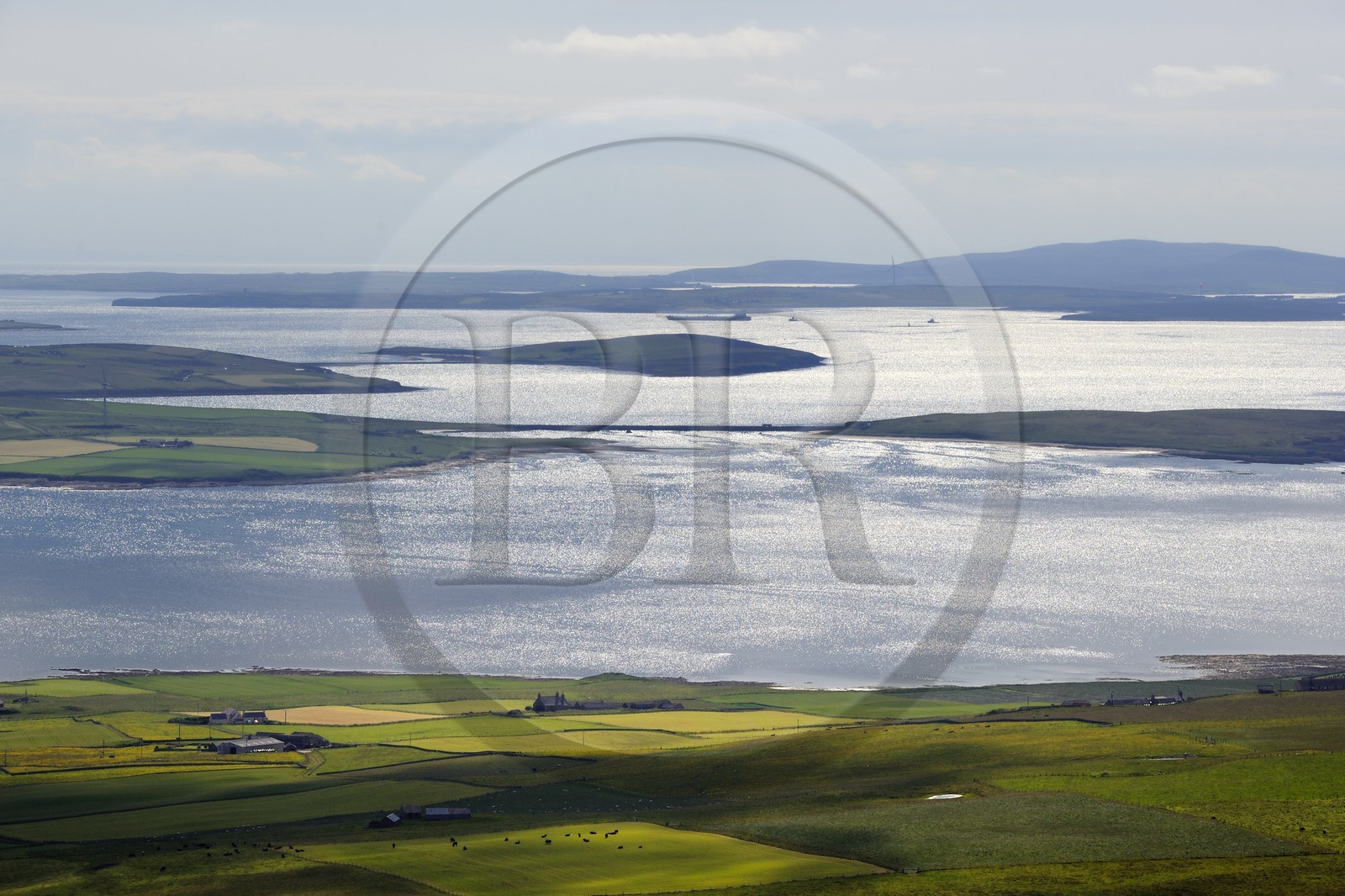 Royaume-Uni, Ecosse, Iles Orcades, Scapa Flow, Ile de Mainland au premier plan et Ile de Hoy en arrière plan (vue aérienne)