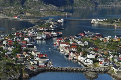 Norvège, Nordland, Iles Lofoten, Ile de Vagan, port de Henningsvaer (vue aérienne)