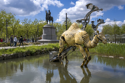 France, Vendée (85), La Roche-sur-Yon, place Napoléon, dromadaire mécanique création de la compagnie La Machine et la statue équestre de Napoléon