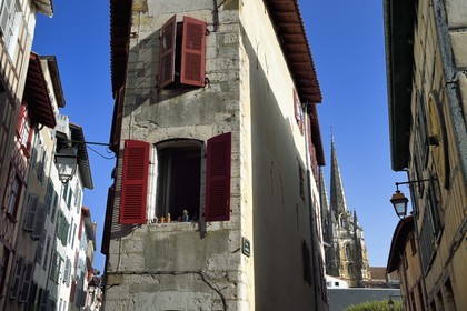 France, Pyrénées-Atlantiques (64), Pays-Basque, Bayonne, maison d'angle des rues des Faures, Douer et Vieille Boucherie avec les flèches de la cathédrale Sainte-Catherine en arrière plan