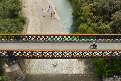 France, Vaucluse (84), Jonquières, passerelle sur l'Ouveze sur la véloroute Via Venaissia aménagée sur une ancienne voie ferrée
