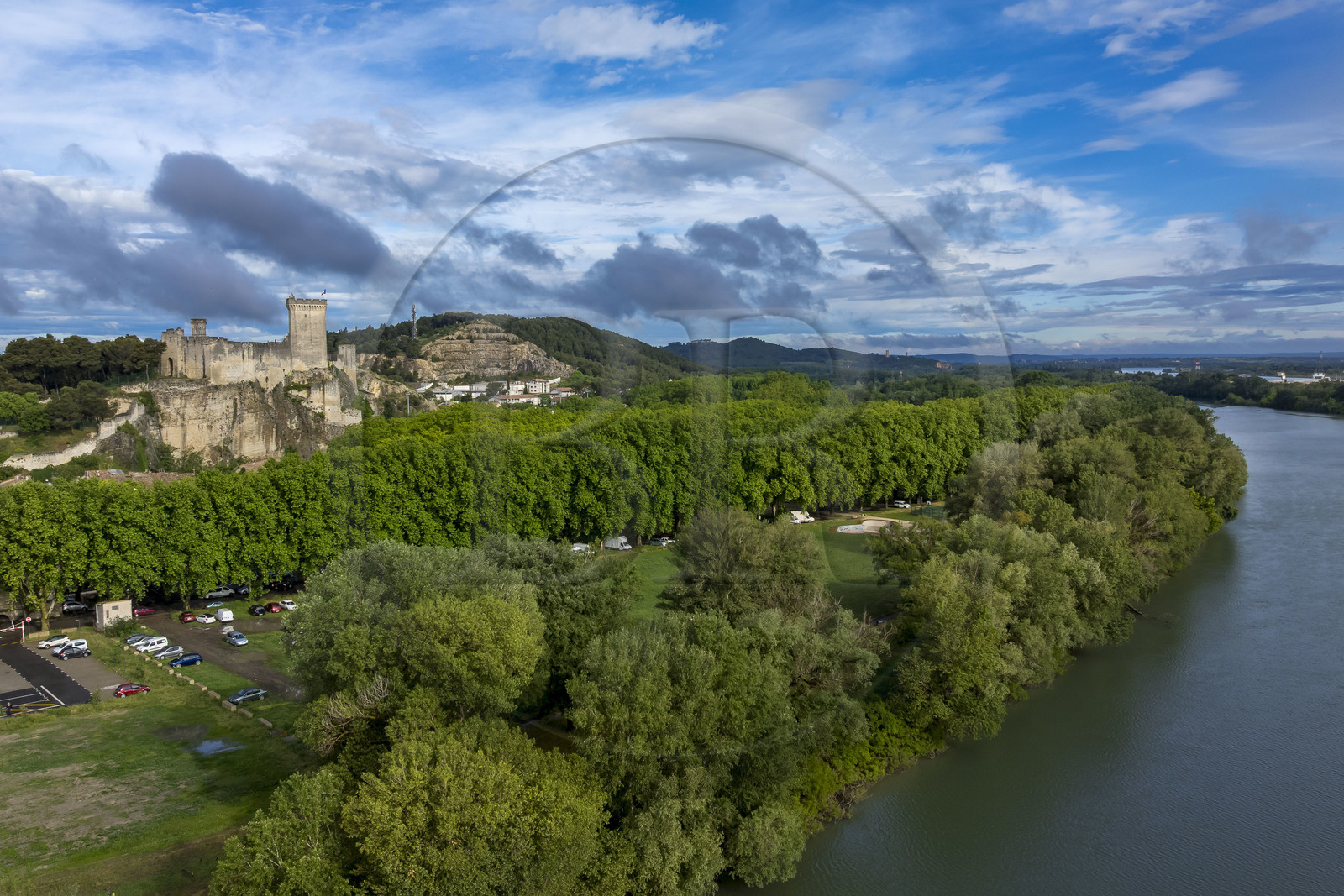France (30), Gard, Beaucaire, le chateau de Beaucaire et le pré qui acceuillait la Foire de la Madeleine (Foire de Beaucaire) en bordure du Rhone (vue aérienne)