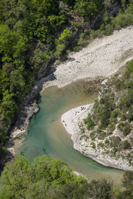 France, Alpes-de-Haute-Provence (04), parc naturel régional du Verdon, Gorges du Verdon, vue sur le Verdon et la Brèche Imbert depuis le belvédère du balcon de la Mescla où les eaux du fleuve se mèlent à son affluent l'Artuby