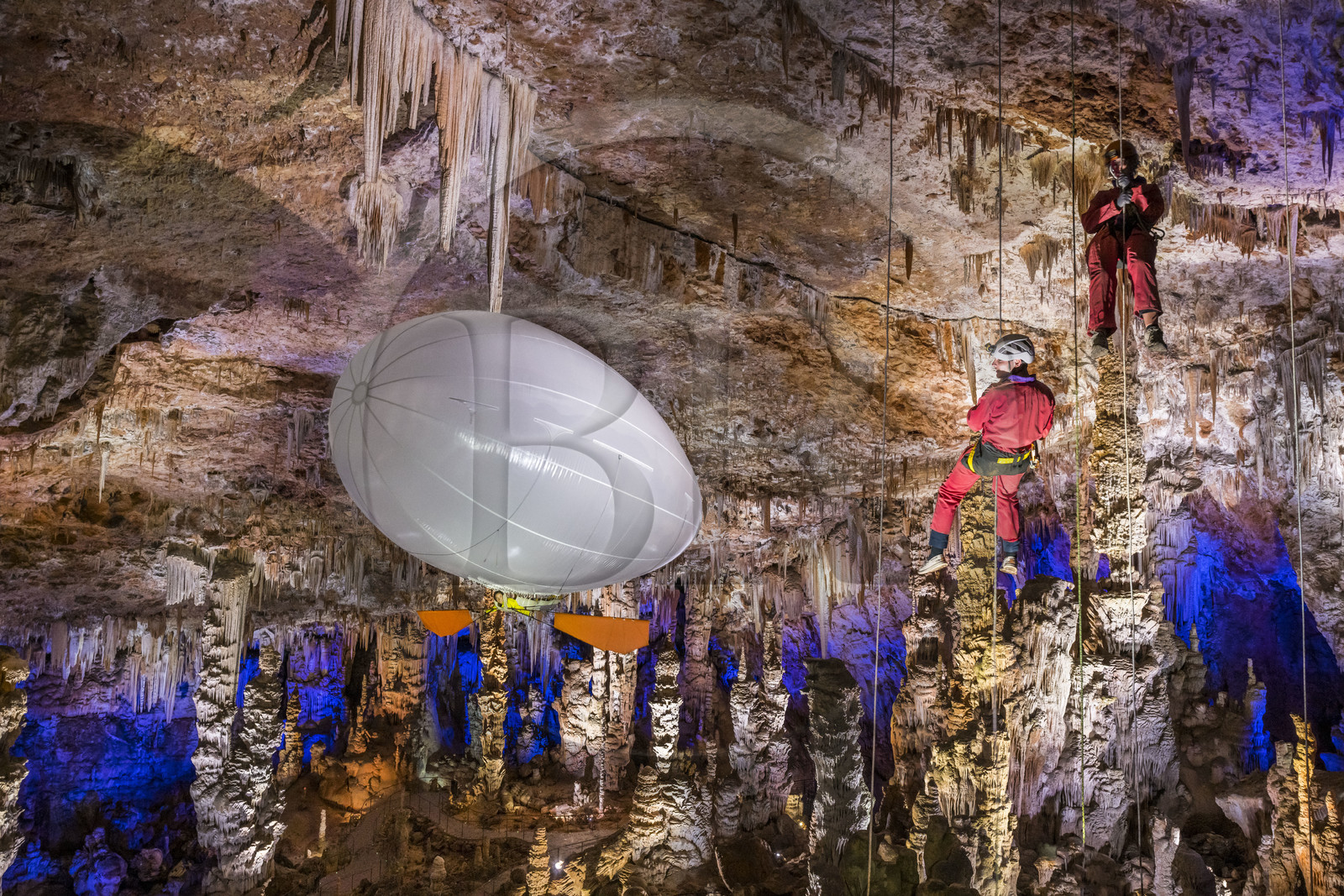 France, Gard (30), Méjannes-le-Clap, grotte de La Salamandre, descente en rappel et découverte de la grotte en Aéroplume®, un ballon dirigeable individuel gonflé à l'hélium qui permet de s'envoler en battant des ailes