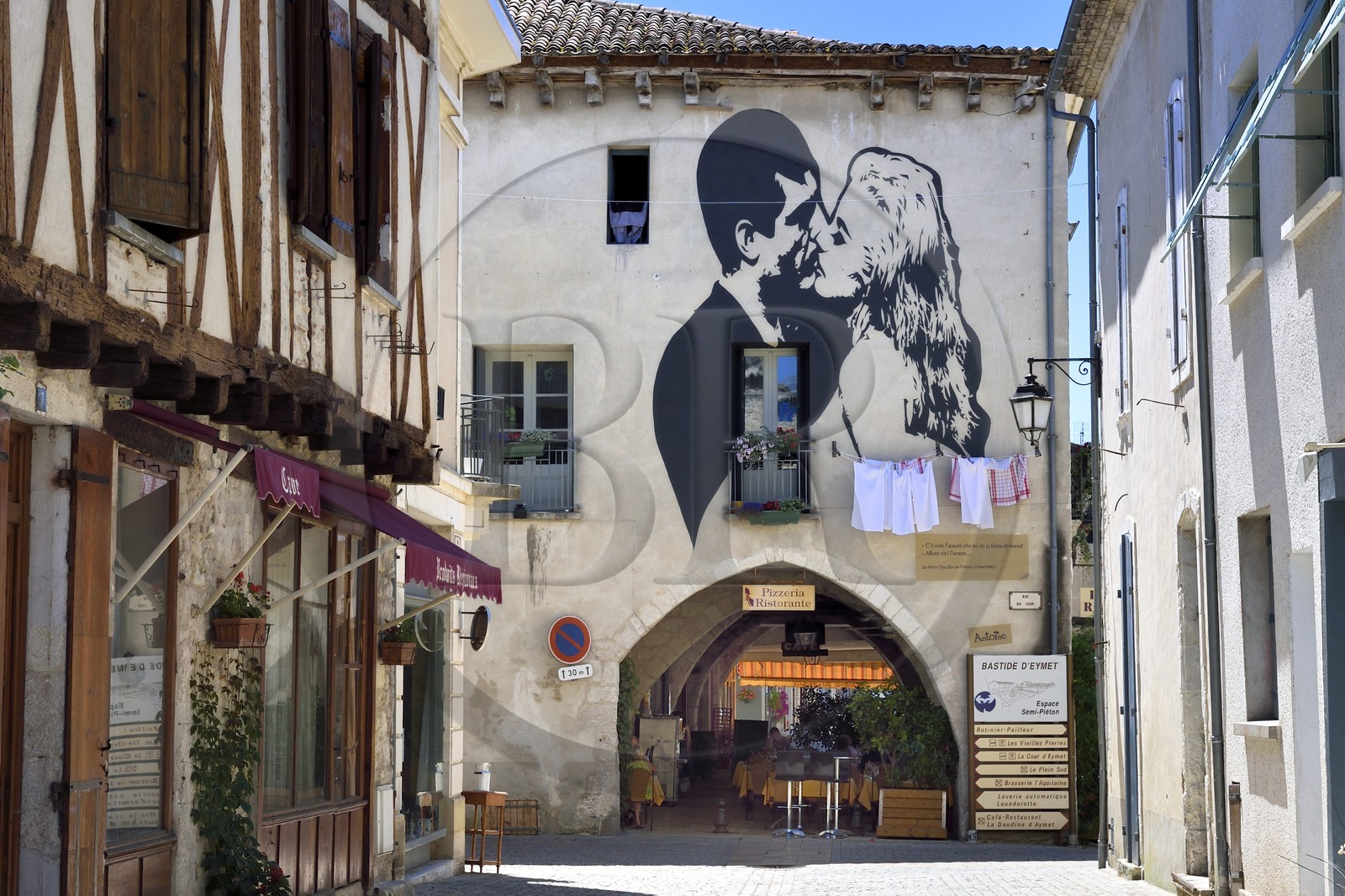 France, Dordogne (24), Perigord Pourpre, Bastide de Eymet, place centrale (place Gambetta), restaurant Les Arcades