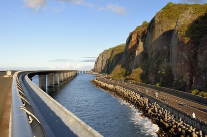 France, Ile de la Reunion, La Possession, la Nouvelle Route du Littoral (NRL), viaduc maritime long de 5,4 km entre la capitale Saint-Denis et le principal port de commerce à l’Ouest,  l'ancienne route nationale toujours sous la menace de chutes de pierres sur la droite