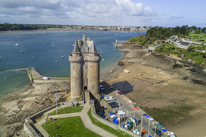 France, Ille-et-Vilaine (35), Côte d'Emeraude, Saint-Malo, quartier Saint-Servan, le port et la Tour Solidor construite en 1382, musée international du Long-Cours Cap-Hornier (vue aérienne)
