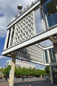 Allemagne, Berlin, la Karl-Marx Allee est la plus grande artère du pays menant d'Alexanderplatz à Frankfurter Tor et le régime communiste y faisait défiler son armée chaque année, le Café Moskau (Café Moscou)