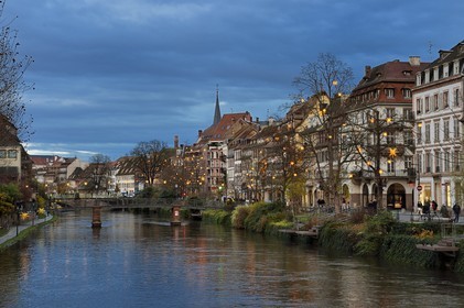 France, Bas-Rhin (67), Strasbourg, vieille ville classée Patrimoine Mondial de l'UNESCO, les bords de l'ill avec les éclairages de Noël, les quai des Bateliers transformé en zone de rencontre réservée aux piétons