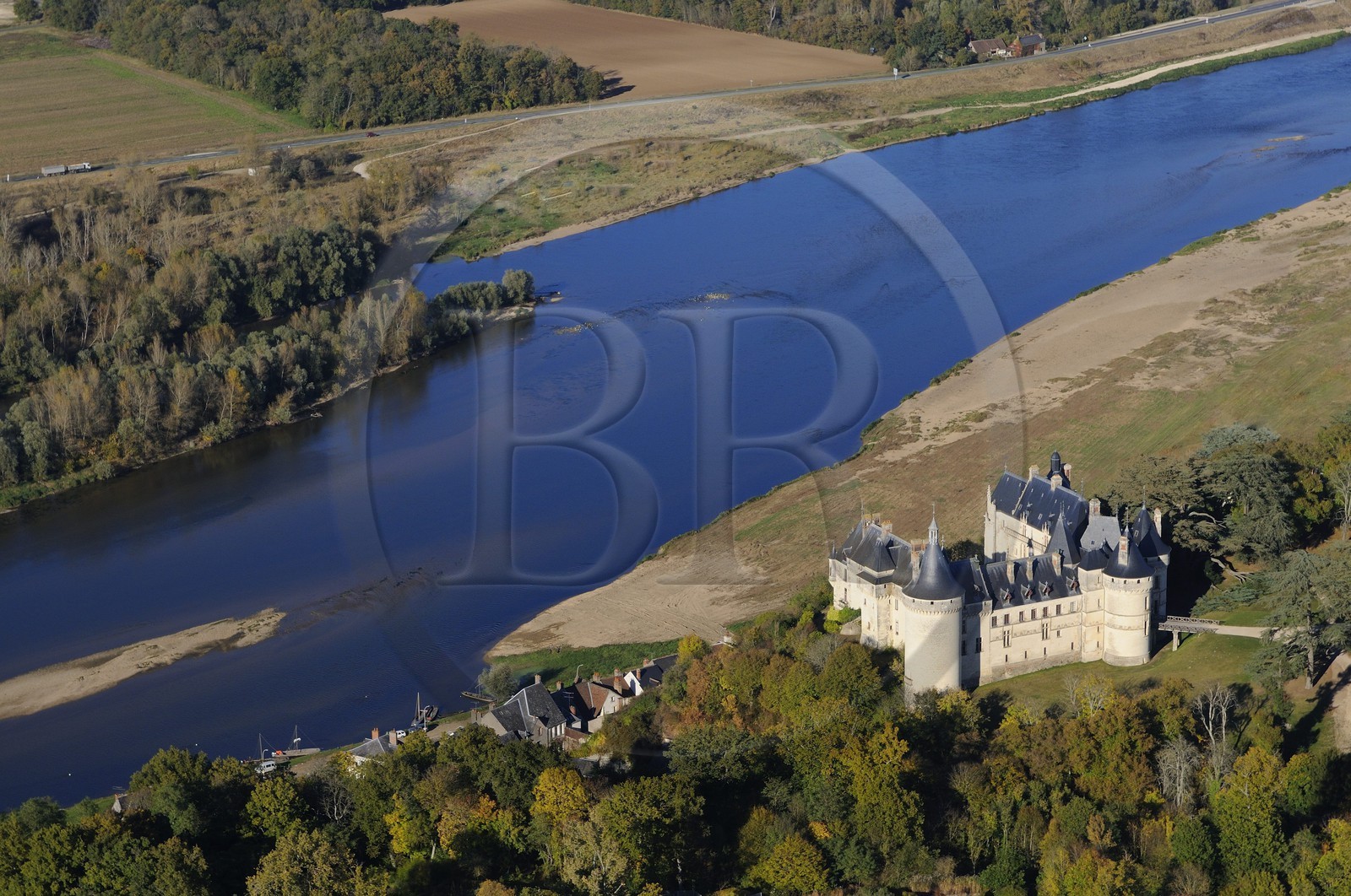 France, Loir-et-Cher (41), Vallée de la Loire classée Patrimoine Mondial de l'UNESCO, château de Chaumont-sur-Loire (vue aérienne)