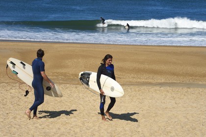 France, Pyrénées-Atlantiques (64), Pays-Basque, Anglet, surfeur sur la plage des Cavaliers