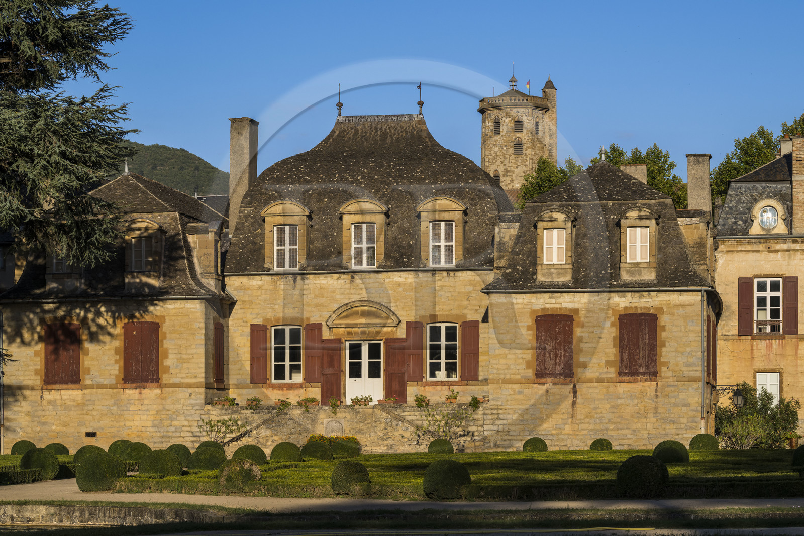 France, Aveyron (12), l'Hotel particulier de Sambucy De Sorgues et ses jardins à la française, le beffroi en arrière plan