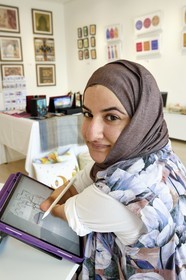 Sultanat d'Oman, Mascate, l'artiste Safiya Al Bahlani dans sa galerie Safiya Arts, également graphiste et militante des droits des personnes handicapées