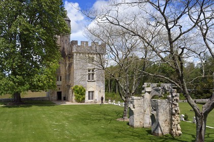 France, Charente-Maritime (17), Saintonge, Crazannes, chateau de Crazannes, le donjon, vestige du mur d'enceinte de l'ancienne forteresse médiévale du XIème siècle