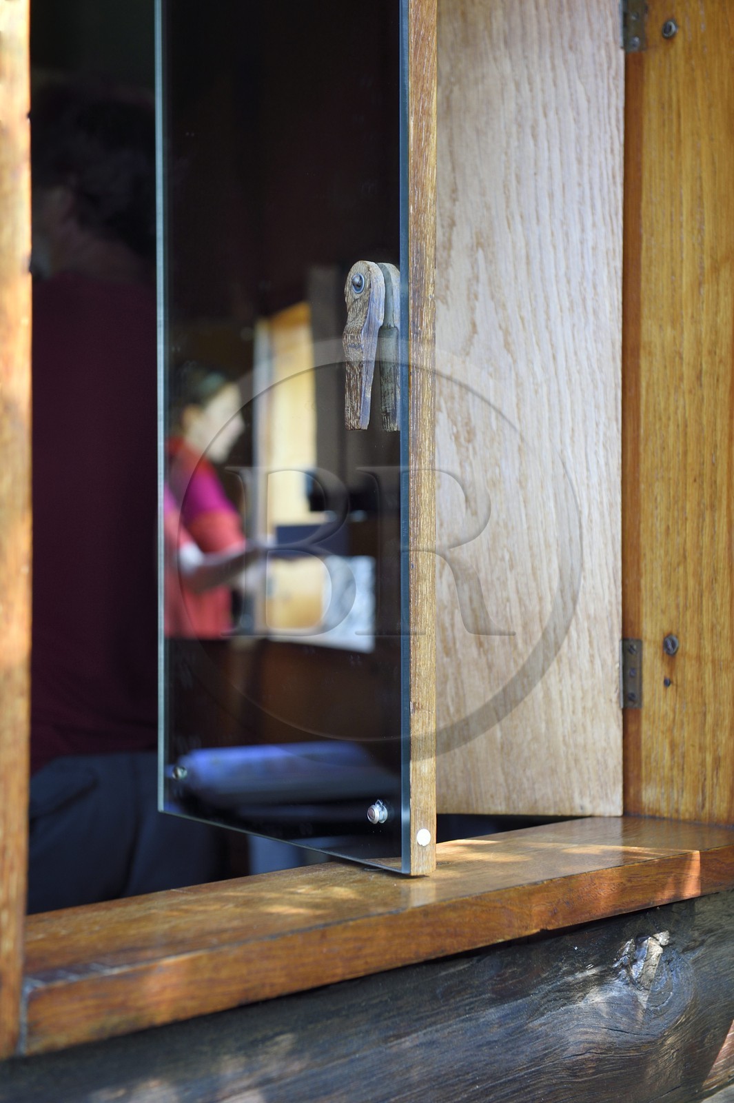 France, Alpes-Maritimes (06), Roquebrune-Cap-Martin, Cap Martin, cabanon Le Corbusier de 1952, jeu de miroirs autours de la fenêtre (Demande d'autorisation nécessaire avant publication)