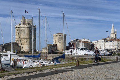 France, Charente-Maritime (17), La Rochelle, la Tour Saint-Nicolas à gauche et la Tour de la Chaîne à droite protègent l'entrée du Vieux Port, la tour de la Lanterne en arrière plan