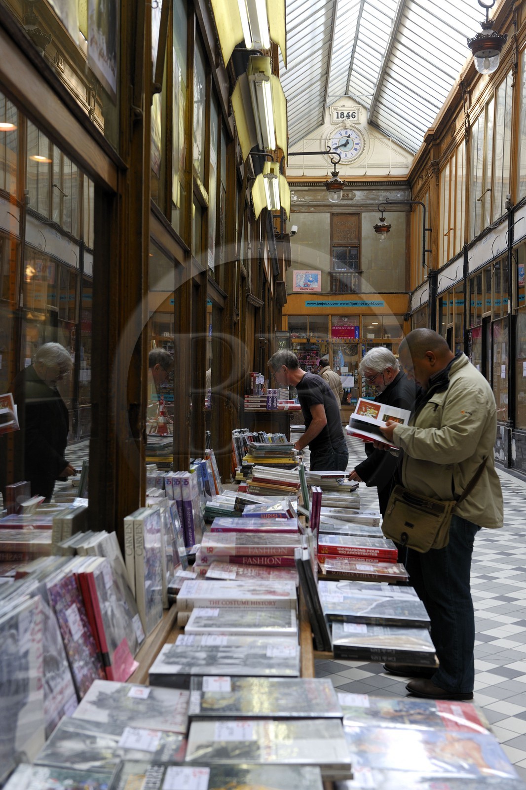France, Paris (75), Passage Jouffroy, bouquiniste