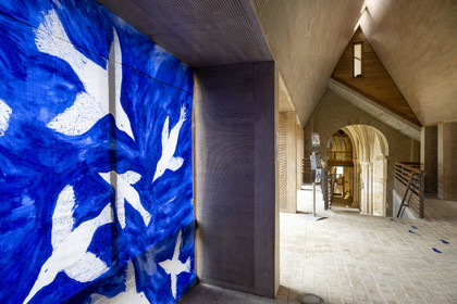 France, Nièvre (58), Nevers, musée de la Faïence et des Beaux-Arts installé dans les vestiges de l'abbaye Notre-Dame, Blue Gravity   la Cage aux Oiseaux (2024) à gauche